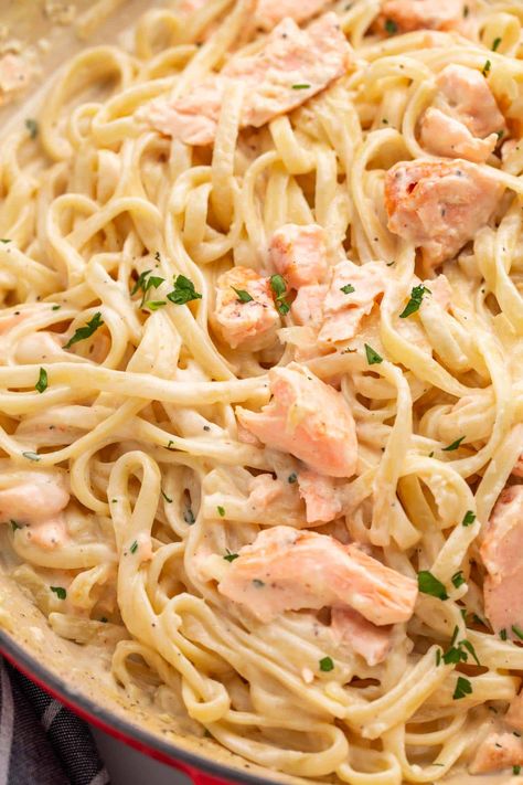 Salmon Linguine, Creamy Seafood Pasta, Creamy Salmon Pasta, Salmon Pasta Recipes, Prawn Pasta, Pasta Bake Recipe, Cream Sauce Pasta, Cajun Shrimp Pasta, Linguine Recipes