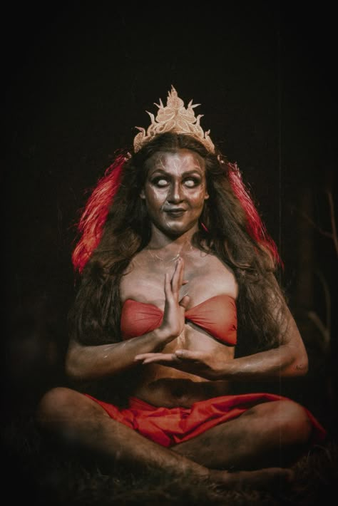 Yakshini yogini Yakshini Images, Karna Pishachini, Scary Goddess, Bhairavi Devi, Magick Crafts, Iphone Wallpaper Photography, Indian Mythology, Horror Photos, Body Image Art