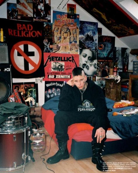 Punk Bedroom Ideas, Metalhead Room, Punk Rock Bedroom, Punk Bedroom, Rock Bedroom, Emo Room, Punk Room, Horror Room, Grunge Bedroom