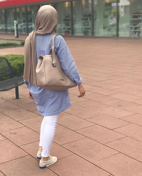 Pinterest: @adarkurdish Modest Pants Outfits Hijab, Burkha Pic, Hijab Outfit Summer, Hijabi Outfit, Hijab Fashionista, Muslim Fashion Hijab Outfits, Stylish Short Dresses, Hijab Outfits, Casual Hijab