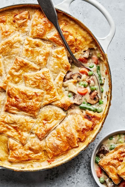 This savory vegetarian pot pie is full of mushrooms, herbs and veggies nestled under a golden puff pastry crust. Turkey Marsala, Homemade Pot Pie, Vegetable Pot Pie, Veggie Pot Pie, Vegetarian Pot Pie, Leftover Turkey Soup, Vegetable Pot Pies, Turkey Soup Recipe, Pot Pie Filling