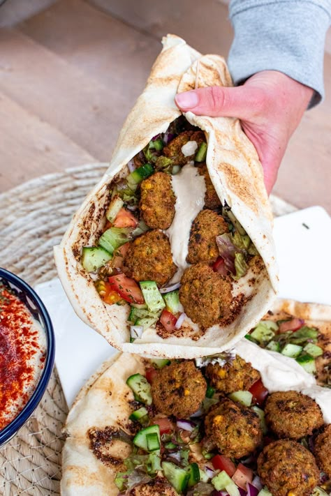 Libanees flatbread met za'atar en falafel - Vegan recepten - Vetjebol Vegetarische Diners, Falafel Vegan, Low Fat Diet Plan, Vegas Food, Food Advice, Za Atar, Lost 100 Pounds, Quit Drinking, Low Fat Diets