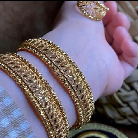 Pak Suits, Latest Gold Bangles, Necklace Design Ideas, Gold Necklace Design, Women Gold Necklace, Unique Gold Jewelry Designs, Basic Mehndi, Gold Jewels Design, Gold Bangles For Women