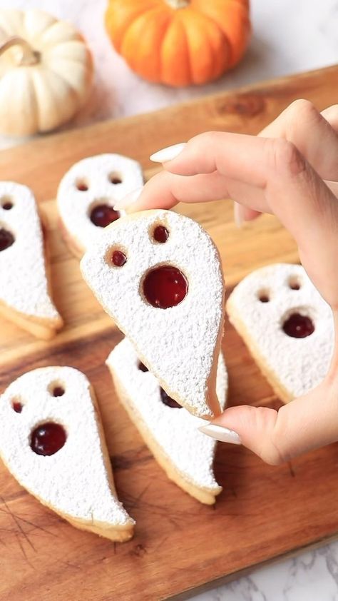 Linzer Cookie, Linzer Cookies, Halloween Fest, Spooky Food, Cookie Hacks, Fun Halloween Food, Easy Halloween Food, Halloween Food Treats, Ghost Cookies