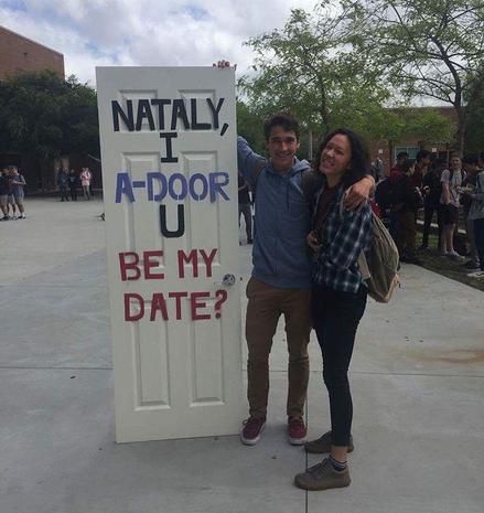 25 cute Promposal or Homecoming invite ideas - Alyce Paris Funny Promposals, Cute Promposal, Asking To Homecoming, Sadies Proposal, Creative Prom Proposal Ideas, Cute Proposal, Cute Hoco Proposals, Funny Proposal, Prom Invites