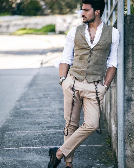 Mdv Style, Mens Formal Vest, Street Style Magazine, Cooler Style, Fashion Network, Mens Fashion Blog, Suit Tie, Vest Waistcoat, Mode Casual