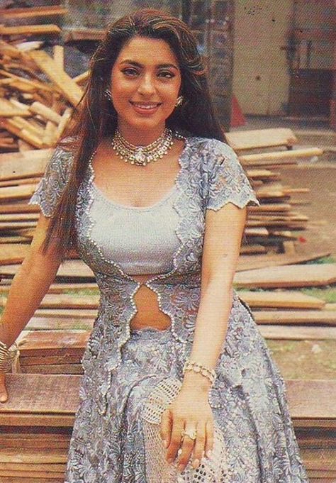 Beautiful Juhi Chawla Juhi Chawla 90s, Retro Bollywood Fashion, 90s Bollywood Actress, 90s Bollywood Fashion, Desi Dress, Retro Fashion Outfits, Juhi Chawla, Bollywood Outfits, Desi Fashion Casual