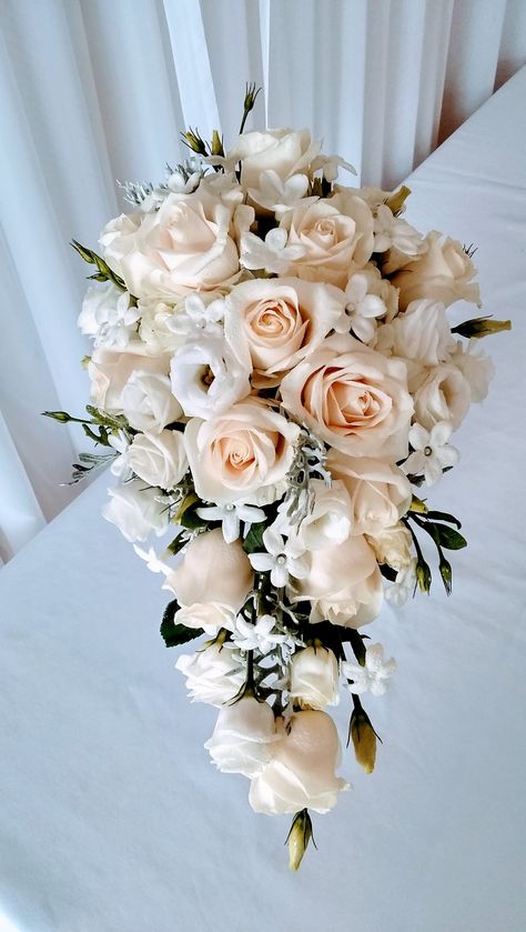 Natural Flower Bouquet Brides, White And Beige Flowers Wedding Bouquets, Big Wedding Bouquet Brides, Wedding Flowers White And Champagne, Champagne Floral Arrangements, Terracota Bride Bouquet, Ivory And Champagne Bouquet, Cream Wedding Bouquet Ivory, Bride Bouquet White And Champagne