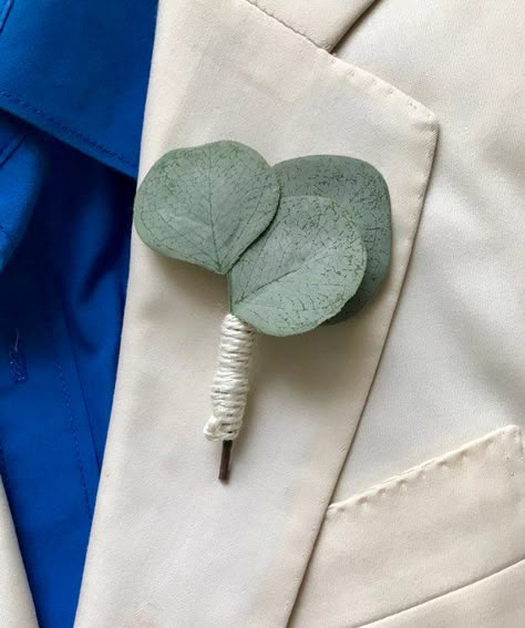 greenery boutonniere for wedding eucalyptus boda seda boutonniere novio accesorio flor ojal wedding Eucalyptus Boutonniere, Greenery Boutonniere, Wedding Eucalyptus, Marriage Dress, Wedding Koozies, Flowers Ideas, Inexpensive Wedding, Eucalyptus Wedding, Marriage Ceremony