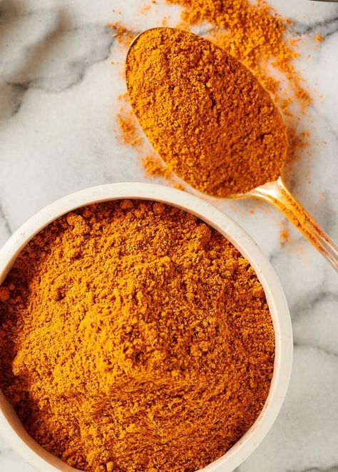 Indian restaurant spice mix in a bowl with a spoonful of spice from the top. Indian Spice Mix, Homemade Curry Powder, Food Spices, Cooking Curry, Masala Powder Recipe, Cooking Onions, Homemade Curry, Spice Blends Recipes, Yogi Tea