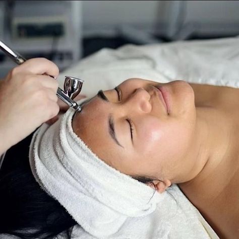 Facials are important for skin, as it brings out the natural glow. Especially for brides, regular care followed up with facials adds on to the beauty. Here's a list of the most popular bridal facials. Best Facials, Bridal Facial, Summer Detox, Facial Benefits, Joanna Vargas, Oxygen Facial, Microcurrent Facial, Congested Skin, Family Fitness