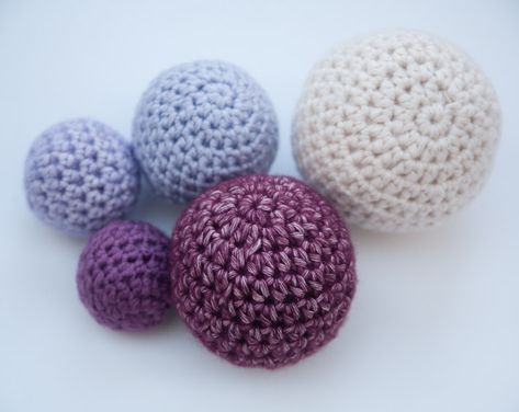 Crochet Balls, Crochet Cat Toys, Crochet Ball, Pola Amigurumi, Crochet Diy, Crochet Lovers, Yarn Projects, Crochet Cat, Crochet Techniques