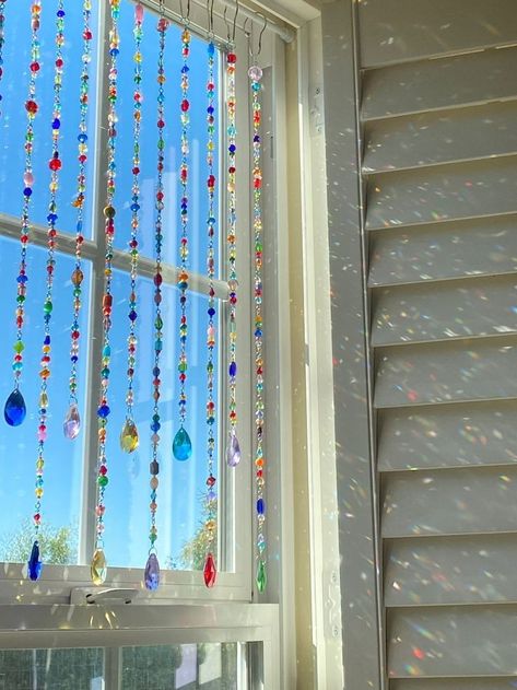 Sun Catcher Curtain, Windowless Room Decor, Apartment Window Decor, Sun Catchers Diy, Diy Sun Catchers, Diy Dorm Room Decor, Window Sun Catchers, Decorate Window, Bead Sun Catcher