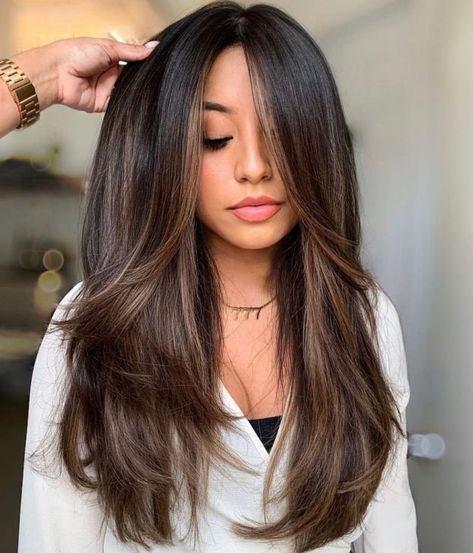 Hair Styles For Women Over 40 Medium, Haircuts For Side Parts, Hair Color Inspiration For Brunettes, Dark Brown Hair Highlights, Brunette Hair Cuts, Black Hair Balayage, Brunette Hair With Highlights, Hairstyles For Layered Hair, Brunette Balayage Hair