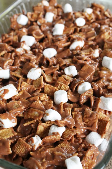 Golden-Graham-Smore-Bars-3 S’more Bars Golden Grahams, Golden Graham Bars, Golden Graham Treats, Smore Bars, Golden Graham Smores, Graham Recipe, Smores Bar Recipe, Cereal Bars Recipes, Golden Grahams Cereal