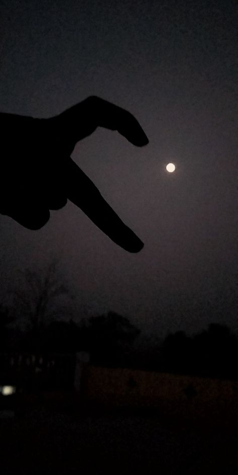 Moon With Hand Photography, Black Heart Dp For Instagram, Asthetic Picture Wallpaper Girly Black, Night Shadow Pic, Profile Picture Instagram Aesthetic Sky, Hand Asthetic Picture, Shadow Pictures Night, Instagram Dp Aesthetic Black, Asthetic Picture Dp