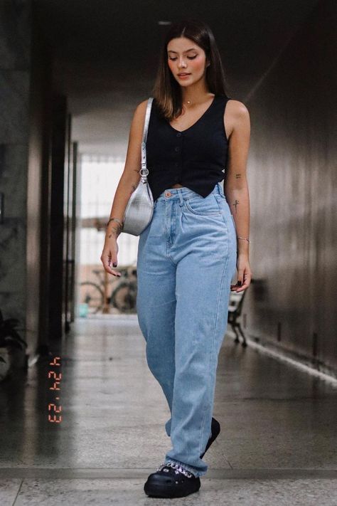 Colete com mom jeans e crocs Mom Jeans Outfit, Jeans Outfit Casual, Fresh Outfits, Easy Trendy Outfits, Summer Fashion Outfits, Mendoza, Mom Outfits, Outfits Casuales, Daily Outfits