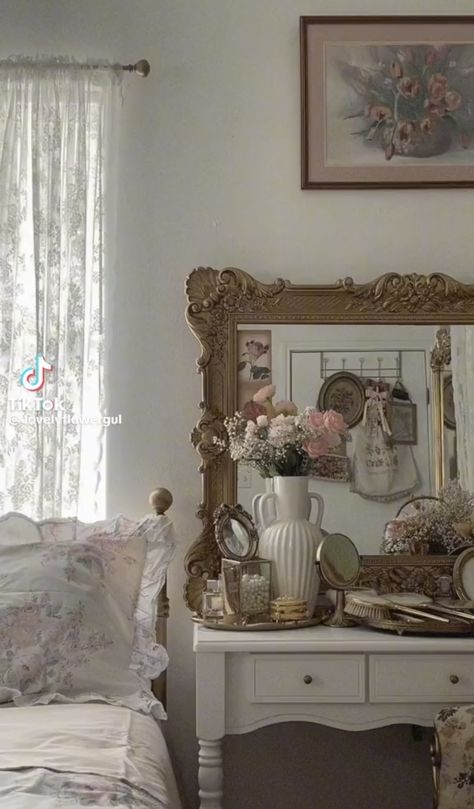 Old Vintage Room Ideas, Room Ideas Old Fashion, Vintage French Room Aesthetic, Boho Coquette Room, Vintage Closet Aesthetic, Vintage Girly Bedroom, Simple Elegant Bedroom Ideas, Coquette Vintage Room, Aesthetic Room Ideas Pink