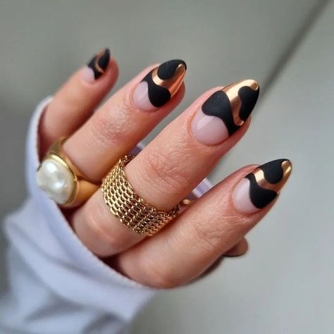 Simple Accent Nails, Untraditional Christmas Nails, Nails For Graduation, Graduation Nails Ideas, Graduation Nails, Gold Nail, Prom Nails, Dream Nails, Funky Nails