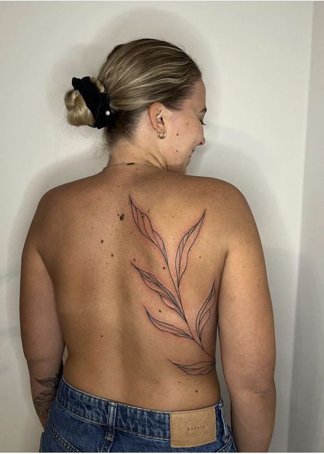 Unique Back Tattoo Placement, Vine Down Back Tattoo, Shoulder Pieces Tattoo, Foliage Back Tattoo, Rib And Back Tattoo, Leaf Tattoo On Back, Shoulder To Hip Tattoo, Rib To Back Tattoos For Women, Big Floral Back Tattoo