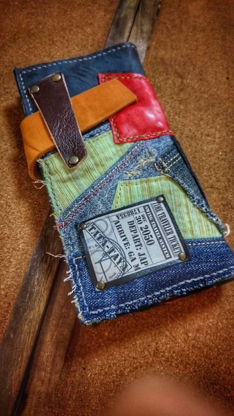 Diy Denim Wallet, Denim Bags From Jeans, Tas Denim, Recycled Jeans Bag, Leather And Denim, Denim Wallet, Denim Bag Patterns, Jean Purses, Denim Crafts Diy