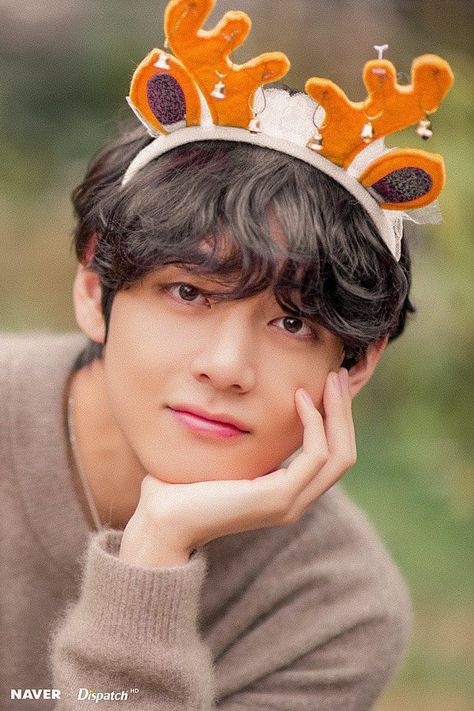 Home Screen Christmas, Kim Taehyung Pics, Christmas Kpop, Bts Christmas, Taehyung Pics, Bts Army Logo, V Bts Wallpaper, Taehyung Fanart, Winter Photos