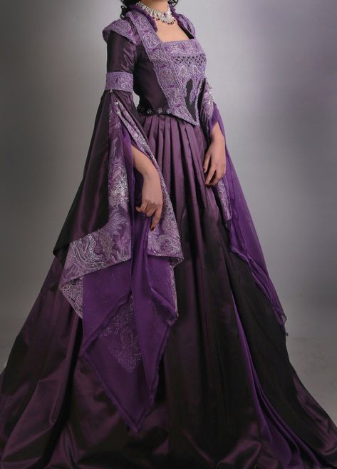 Historical Royal Dresses, Medieval Dress Princess Royals, Medieval Gowns Royals, Medieval Dress Queen, Queen Dress Royal Medieval, Purple Medieval Dress, Fantasy Medieval Dress, Royal Dresses Queens Fantasy, Medieval Queen Dress