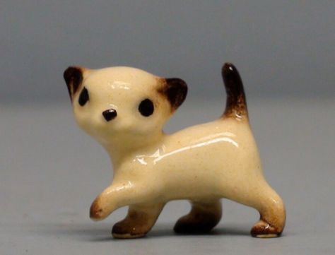 Retired Hagen Renaker Walking Siamese Kitten | eBay Ceramic Cat Figurine, Bedroom Knick Knacks, Glass Animals Figures, Cute Knick Knacks, Cool Trinkets, Fairy Trinkets, Polymer Clay Creatures, Trinket Collection, Cute Trinkets