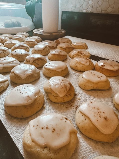 Taylor Swift's Chai Sugar Cookies Taylor Swift Chai Sugar Cookies, Chai Sugar Cookies Taylor Swift, Taylor Swift Chai Tea Cookies, Sugar Cookies Icing, Chai Cookies Recipe, Chai Sugar Cookies, Chai Cookies, Spiced Cookies, Cookies Icing