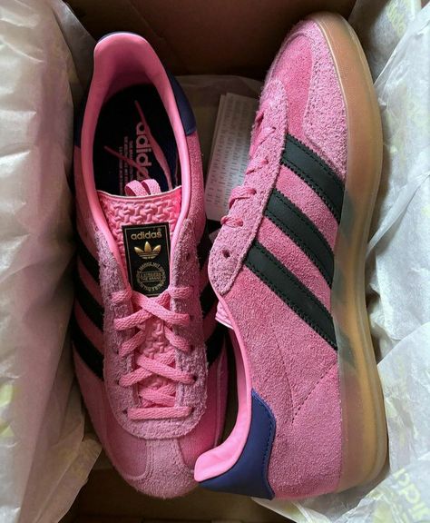 Pink Sambas, Samba Gazelle, Pink Adidas Shoes, Sambas Adidas, Pretty Shoes Sneakers, Adidas Shoes Women, Trainers Shoes, Cute Nike Shoes, Cute Nikes