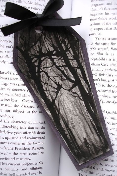 Gothic Bookmarks - PAPER CRAFTS, SCRAPBOOKING & ATCs (ARTIST TRADING CARDS) Gothic Bookmarks, Gothic Crafts, Book Bookmark, Halloween Decor Diy, Buch Design, Creative Bookmarks, Diy Halloween Decor, Bookmark Craft, Halloween Tags