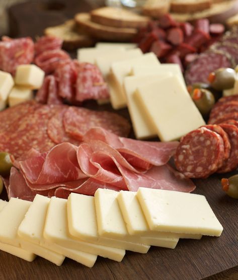 Cheese And Meat Platter, Meat And Cheese Platter, Meat Cheese Platters, German Breakfast, Easy Breakfast Options, Cheese Course, Meat Platter, Protein Intake, Charcuterie Recipes