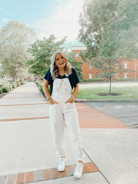 Overalls With Tee Shirt, White Jean Overalls, Cute Cheap Overalls, White Carhartt Overalls, Outfits With White Overalls, White Dungarees Outfits Summer, How To Style White Overalls, White Overalls Outfit Winter, Style White Overalls