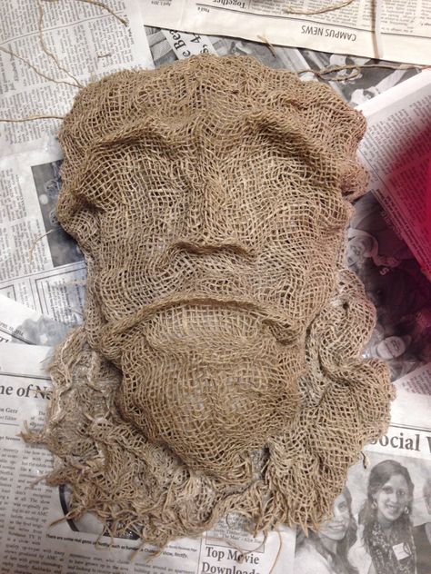 Mask made of burlap and glue/water!! Cornstalk Decor, Burlap Mask, Scarecrow Halloween Makeup, Costumes Faciles, Water Mask, Scarecrow Mask, Halloween Costumes Scarecrow, Terrifying Halloween, Diy Scarecrow