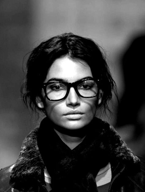 "co-ed" look.. Matte lips, thicker eyebrows, defined simple eyes. thick rimmed lenses +thick blck scarves = yes Geeky Chic, Big Glasses, Ray Ban Sunglasses Sale, Thick Eyebrows, Lily Aldridge, Wearing Glasses, Girls With Glasses, Eye Wear Glasses, Geek Chic