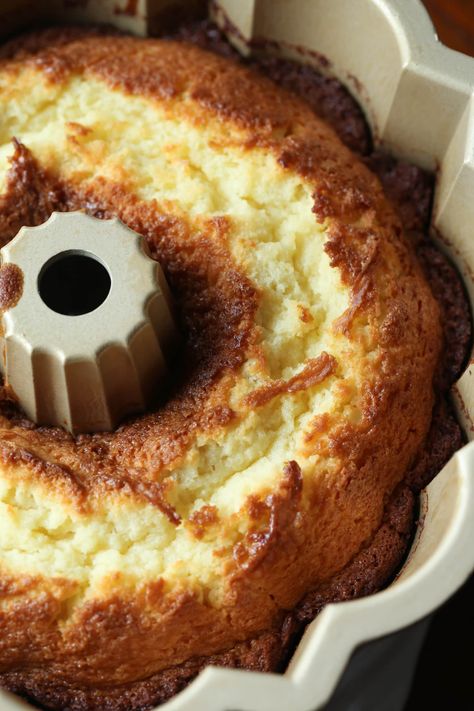 A classic 7UP Cake tastes like a lemon pound cake with tons of old fashioned charm! Moist, tender cake drizzled with a homemade lemon glaze. Easy Lemon Bundt Cake Recipe, Easy Lemon Bundt Cake, 7up Cake, 7 Up Cake, Lemon Bundt Cake Recipe, 7up Pound Cake, Easy Pound Cake, Pound Cake Recipes Easy, Delish Cakes