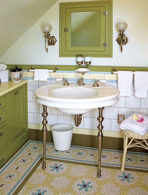 Kleine tegels en brocante meubels vintage badkamer House Bathrooms, Victorian Bathroom, Mosaic Floor Tile, Retro Bathrooms, Patterned Floor Tiles, Vintage Bathrooms, Vintage Tile, Mosaic Flooring, Bathroom Floor Tiles