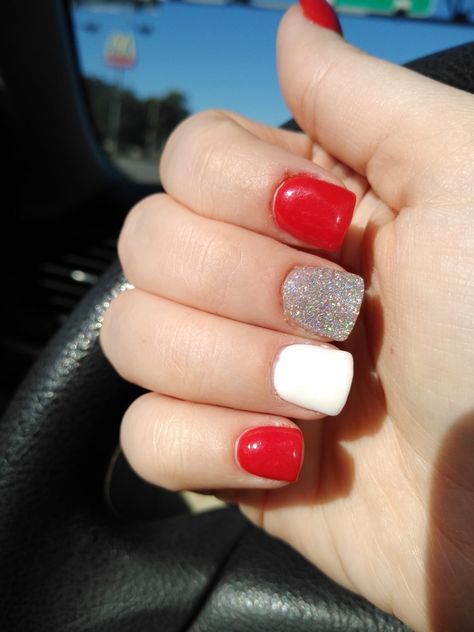 Red Silver Nails Glitter, Red White Glitter Nails, Red And White Nails Simple, Simple Christmas Nails Red And White, Red And White Sparkle Nails, Red And White Dip Nails, Red White Silver Nails, Cute Red And White Nails, Red And White Nails Short