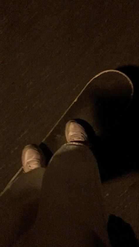 Skateboard Night Aesthetic, Night Skating Aesthetic, Skate Night Aesthetic, Skateboarding At Night Aesthetic, Skating Boarding Aesthetic, Scate Bords Aesthetic, Skating Aesthetic Night, Kaykay Aesthetic, Skating At Night Aesthetic