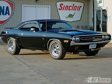 Hmmmm - It would be nice to have this 1970 Dodge Challenger with a 440 Hemi in the garage next to the daily driver 2012 SXT Plus RedLine Challenger. Description from pinterest.com. I searched for this on bing.com/images 1971 Dodge Challenger, 1968 Chevy Camaro, Dodge Ram Diesel, Old Muscle Cars, Oldsmobile 442, Dodge Rams, Dodge Power Wagon, Mopar Cars, Vw Touran