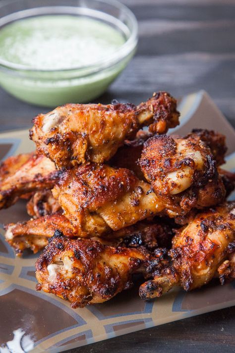 Peruvian Chicken Wings with Green Sauce. Recipe and photo by Irvin Lin of Eat the Love. Peruvian Green Sauce, Green Sauce Recipe, Peruvian Chicken, Salty Food, Peruvian Cuisine, Ayam Bakar, Peruvian Recipes, Green Sauce, Chicken Wing