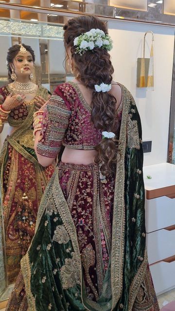 Karwachauth Look In Lehenga, Latest Indian Bride Look, Indian Bridal Look In Lehenga, Bridal Party Dress For Bride, Bridal Blouse Ideas, Indian Bride Outfits Bridal Lehenga, Bride Dresses Indian, Karwachauth Dress Ideas, Indian Bride Hair