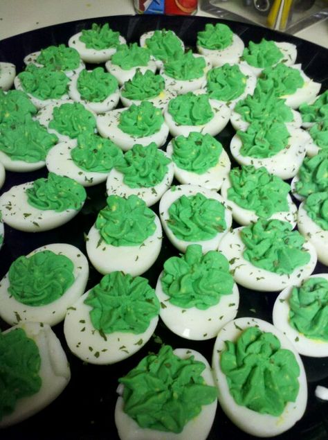 Green Deviled Eggs, Irish Appetizers, St Pattys Party, St Patrick's Day Appetizers, St Patricks Food, St Patrick Day Snacks, St Patrick Day Treats, St Patricks Day Food, St Patrick's Day Decorations