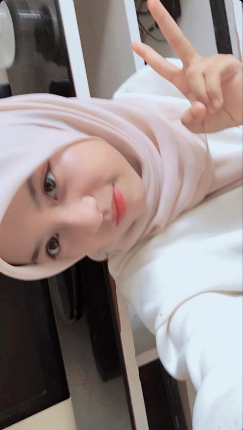 Foto Cewek Hijab Aesthetic, Awek Tudung, Muslimah Style, Asian Models Female, Pashmina Hijab Tutorial, Hijab Aesthetic, Arabian Beauty Women, Beautiful Muslim Women, Hijabi Girl