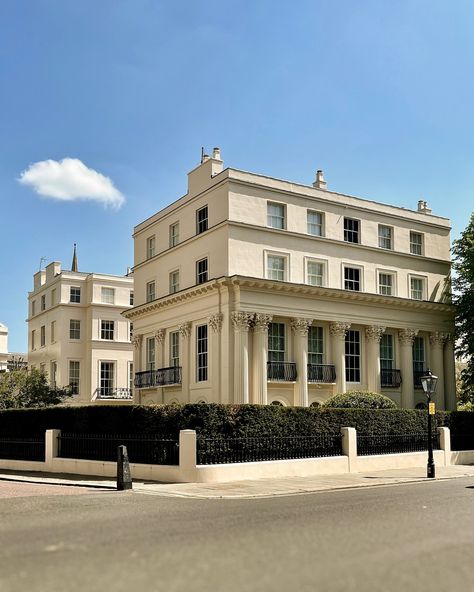 The magnificent architecture of Regent’s Park, architects John Nash and Decimus Burton. The Regency period in British architecture, roughly spanning from 1811 to 1820 during the regency of George IV, is characterized by a distinctive style that blends elegance, classical elements, and a sense of grandeur. - #regencyarchitecture #victorianarchitecture #england #britishhouse #englishstyle #englisharchitecture #perfectenglishhome #homesofinstagram #visitengland #housesofldn #historicpreservat... Townhouse Mansion, Neotraditional Architecture, Classic Building Facade, Magnificent Architecture, Regency Architecture, Regency London, New Classical Architecture, British Houses, City Houses