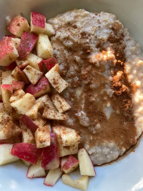 oats with vanilla protein powder and egg whites + apple, cinnamon and powdered peanut butter Apple Cinammon Oats, Cinnamon Apple Oatmeal, Oats Bowl, Oat Bowl, Apple Oats, Powdered Peanut Butter, Protein Oats, Apple Cinnamon Oatmeal, Yogurt Bowls