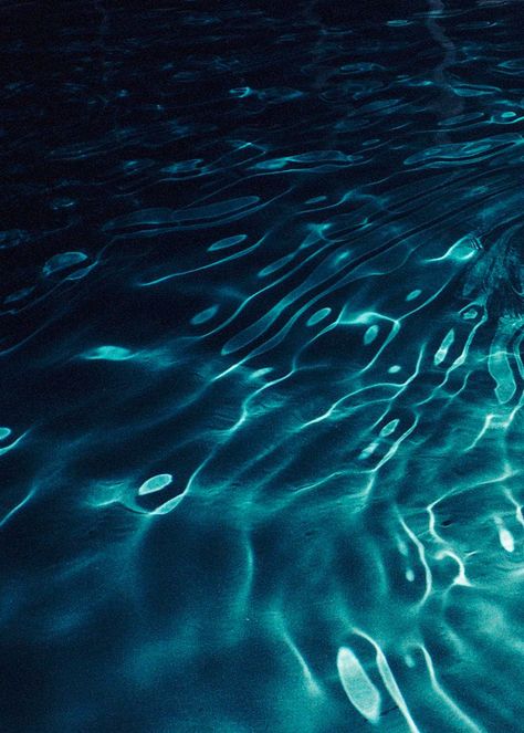 flash photograph of pool water Pool At Night Aesthetic, Swimming Pool At Night, Night Diving, Teach Kids To Swim, Water At Night, Swimming Drills, General Aesthetic, Glow Water, Underwater Background