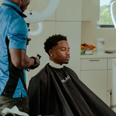 Roddy Rich Haircut, Roddy Ricch Hairstyle, African Men Hairstyles, Black Hair Fade, Roddy Rich, Temp Fade Haircut, Taper Fade Short Hair, Waves Hairstyle Men, Fade Haircut Curly Hair