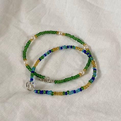 two blue/green and gold pearl bracelets laying on a white sheet Summer Jewelry Aesthetic, Selfmade Jewelry, Diy Pearl Jewelry, Pearls Aesthetic, Jewelry Homemade, Things To Do In Summer, Things To Do With Friends, Bracelet Inspiration, Summer Things