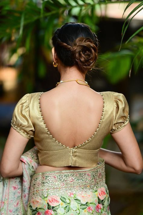 Golden Blouse Designs Pattern Style, Golden Blouse Designs, Gold Blouse Designs, Dasara Wishes, Sweetheart Neck Blouse, Indian Blouses, Brocade Blouse Designs, Blouse With Puff Sleeves, Golden Blouse